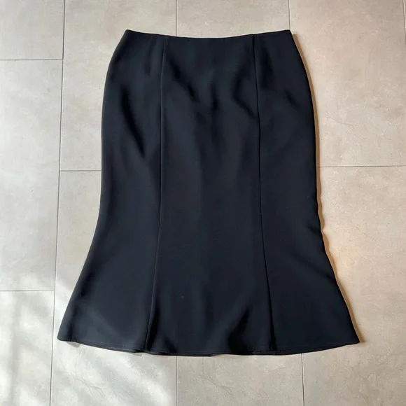 Elegant Black Women's Skirt - Picture 2 of 4